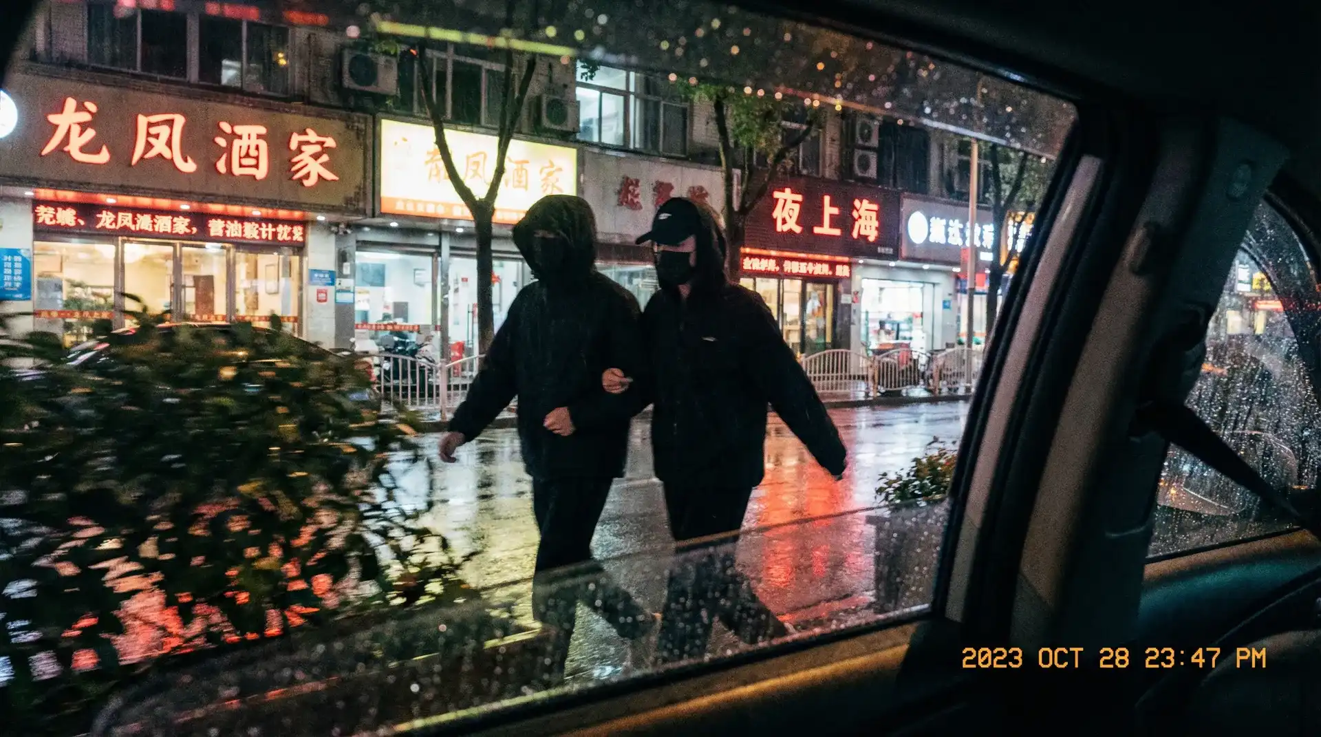 必发集团官网 - 顶流明星深夜密会现场抓拍照片